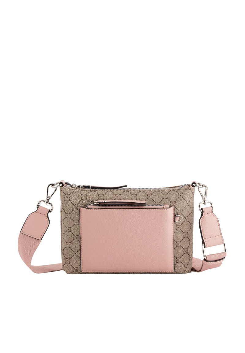 Geantă tip crossbody cu un corp din pânză bej, având un model de logo maro și un buzunar frontal din piele roz. Curea ajustabilă roz și accesorii din metal argintiu.