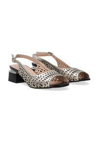 Metallic silberne Slingbackschuhe mit offener Zehe, perforiertem Design und einem schwarzen Blockabsatz. Verfügt über einen Schnallenverschluss für einen sicheren Sitz.