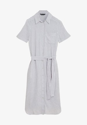 Robe chemise rayée en gris clair et blanc, avec des manches courtes, un devant boutonné, une poche poitrine et une ceinture nouée à la taille.