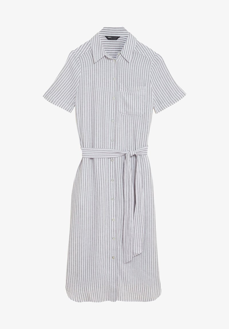 Robe chemise rayée en gris clair et blanc, avec des manches courtes, un devant boutonné, une poche poitrine et une ceinture nouée à la taille.