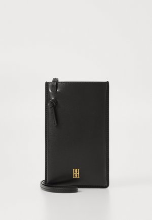 Sorte læderpung med en glat tekstur, slank rektangulær form, guldlogo accent og en aftagelig rem for bekvemmelighed.