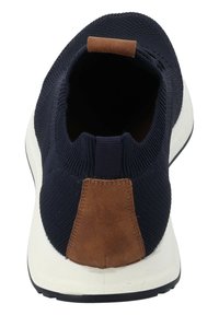 Scarpa slip-on navy con tomaia in maglia, linguetta posteriore in suede marrone e suola in gomma bianca. Presenta un tessuto testurizzato e una forma arrotondata.