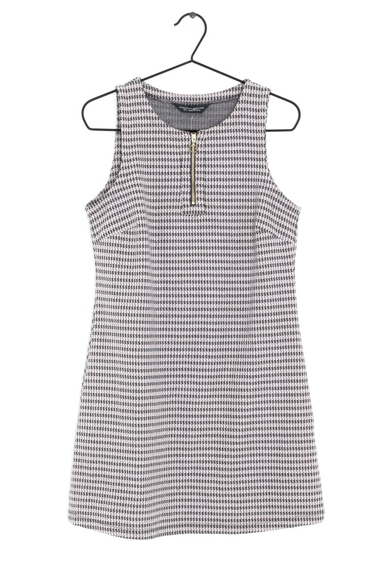 Sovesløse kjole i sort og hvid houndstooth-mønster, med en frontlynlås og struktureret pasform, vist på en bøjle.