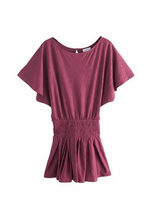 Kurzärmelige Bluse in Pflaumenfarbe mit weitem Ausschnitt, geraffter elastischer Taille und fließendem plissiertem Saum, dargestellt vor weißem Hintergrund.