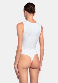 Weißer ärmelloser Body mit hohem Rundhalsausschnitt, kontrastierender Textur und Schlüpfer-Ausschnitt. Glattes Material ohne sichtbare Nähte.