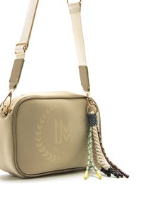 Bolso bandolera sintético beige con cremallera de tono dorado, detalle de logo y tassel decorativo con cuerdas trenzadas y de colores.