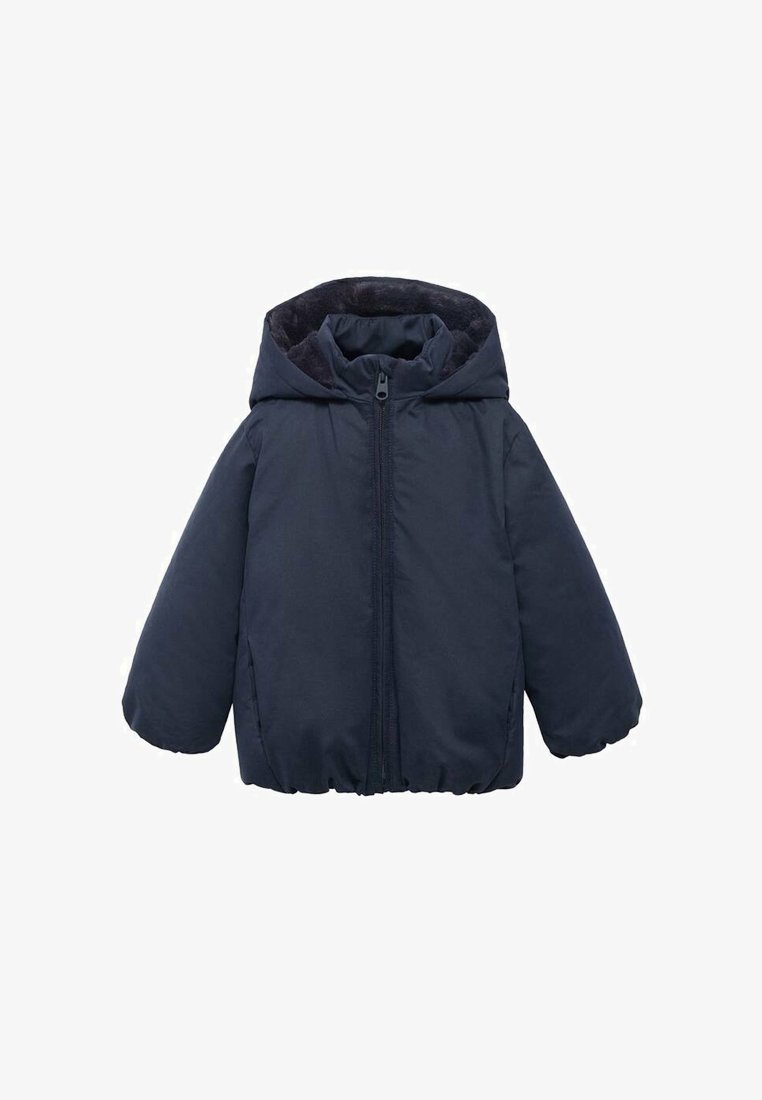 Temno modra puhvasta jakna s kapuco, sprednjim zadrgo in elastičnimi manšetami. Mehka notranja obloga, gladka zunanja tkanina in brez vidnih vzorcev.