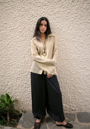 NA-KD Bluza z gumbi - beige