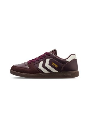 Niski bordowy sneaker z białymi paskami w kształcie jodełki, bordowymi sznurowadłami, teksturowaną podeszwą i żółtym logo "hummel" z boku.