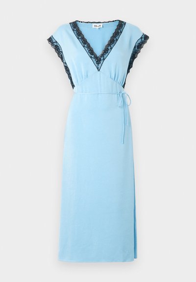 Ανοιχτό μπλε αμάνικο φόρεμα με μαύρη δαντέλα στο V-λαιμόκοψη, στα μανίκια και στη ζώνη στη μέση, παρουσιασμένο σε λευκό φόντο.