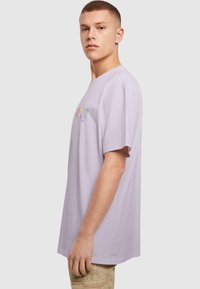 Merchcode T-shirts print - lilac