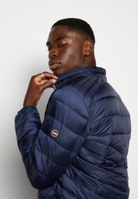 Jack & Jones JJEHERO PUFFER COLLAR - Giacca invernale - navy blazer