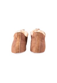 Chaussons en suede marron avec une doublure en fourrure beige douce. Présentent une couture au centre et une semelle en caoutchouc blanche.