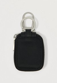 Pochette porte-clés zippée noire avec une texture mate, de forme rectangulaire et un anneau en métal argenté pour l'attache.