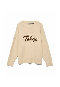 Beige gebreide trui met lange mouwen en "Tokyo" in bruine cursieve letters op de voorkant.