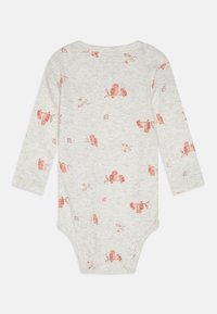 Bodysuit à manches longues pour bébé en coton gris clair avec un motif de hibou et de feuilles roses. Il dispose d'un col rond et d'une fermeture à boutons-pression à l'entrejambe.