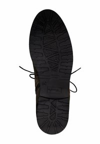 Semelle extérieure en caoutchouc noir avec une surface texturée, présentant un motif de semelle géométrique. Lacets sombres et partie supérieure en tissu marron visibles sur les bords.