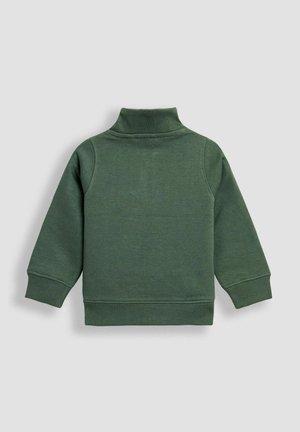 Musta vihreä pitkähihainen taaperon collegepaita ribbireunuksilla, helmassa ja taitetulla mock neck -kauluksella, nähtynä takaa.