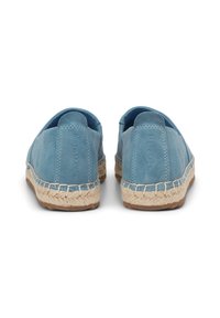 Un paio di scarpe slip-on casual blu con suole in juta intrecciata, viste da dietro su uno sfondo bianco.
