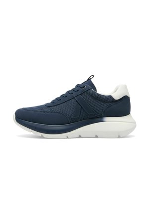 Scarpa da ginnastica sportiva blu navy con tessuto in rete, chiusura con lacci, collarino imbottito bianco sul tallone e suola bianca spessa.