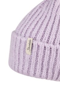 Lilac knitted beanie made of soft wool, featuring a ribbed texture and a small fabric tag with brand logo on the side.