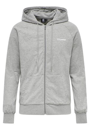 Grijze zip-up hoodie gemaakt van zacht materiaal, voorzien van een capuchon, voorzakken en elastische manchetten; logo zichtbaar op de linkerborst.