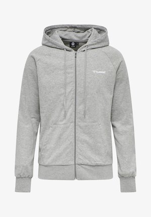 Grijze zip-up hoodie gemaakt van zacht materiaal, voorzien van een capuchon, voorzakken en elastische manchetten; logo zichtbaar op de linkerborst.