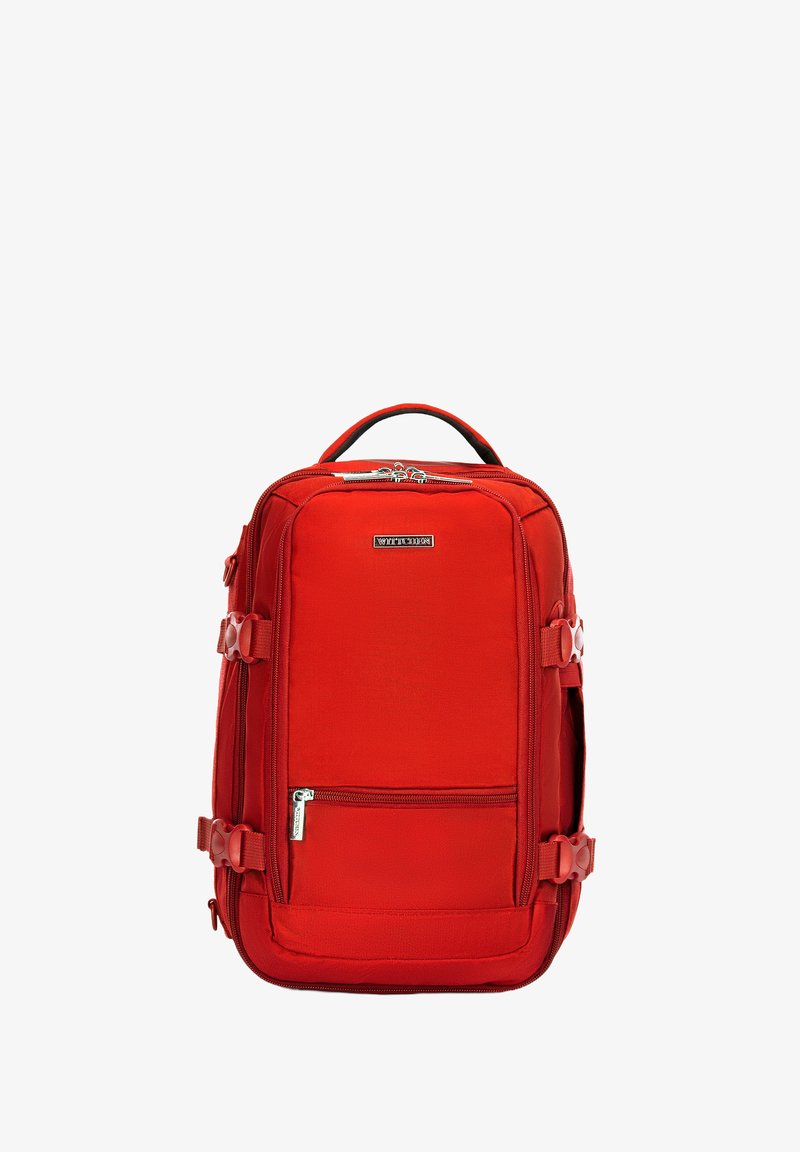 Rode nylon rugzak met meerdere vakken, ritsafsluitingen, verstelbare zijbanden en een handvat aan de bovenkant voor gemakkelijk dragen.