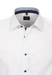 Witte overhemden met donkere knopen, blauwe gestreepte binnenkraag en een slim fit ontwerp. Gemaakt van soepele stof met een klassieke snit.