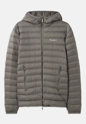 Graue Pufferjacke mit Kapuze, aus gestepptem Material. Verfügt über zwei seitliche Reißverschlusstaschen und einen Reißverschluss vorne.