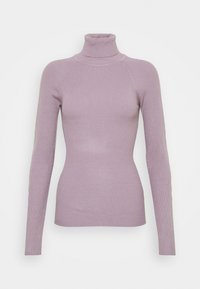 Fioletowy prążkowany sweter z golfem, długimi rękawami, dopasowany fason i gładką fakturą. Posiada wysoki kołnierz oraz przeszycia.