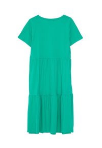 Abito verde a maniche corte realizzato in tessuto morbido, con colletto rotondo e un design a strati con tre sezioni arricciate nella gonna.