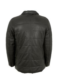 Schwarze Lederjacke mit quiltetem Design, Stehkragen und Knopfakzenten an den Manschetten. Glatte Textur mit taillierter Form.