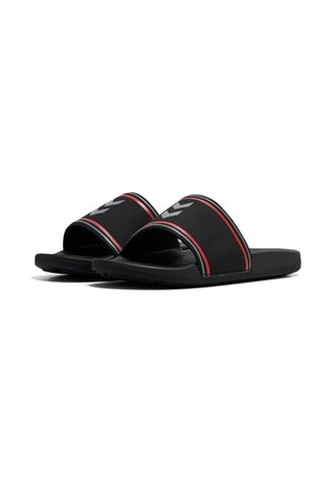 Paire de sandales slides noires avec des rayures rouges et un motif chevron gris sur de larges brides, présentée sur fond blanc.