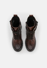 Bruine leren laarzen met een krokodillenstructuur, ronde neus en een zwarte rubberen zool. Voorzien van veters en een zijrits voor gemakkelijke toegang.