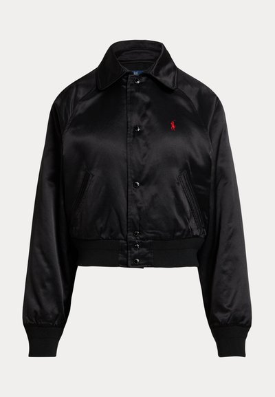 Schwarze Satin-Bomberjacke mit gerippten Bündchen und Saum, durchgehender Knopfleiste, Seitentaschen und kleinem roten gesticktem Logo auf der Brust.