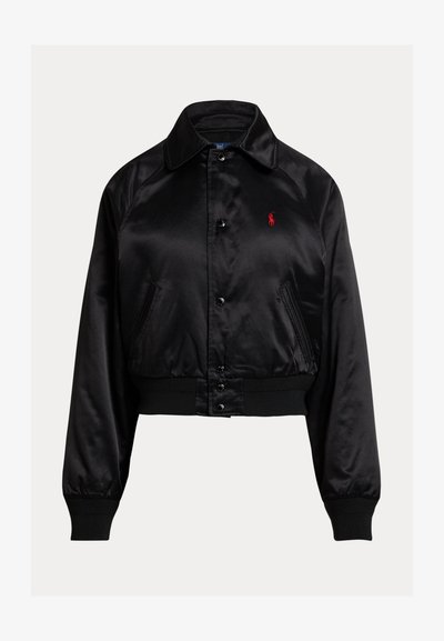 Schwarze Satin-Bomberjacke mit gerippten Bündchen und Saum, durchgehender Knopfleiste, Seitentaschen und kleinem roten gesticktem Logo auf der Brust.