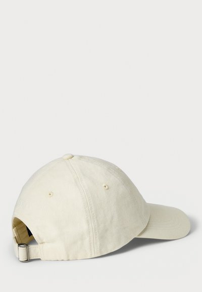 Casquette de baseball en coton beige avec une visière courbée, logo brodé, sangle métallique ajustable à l'arrière et finition en tissu texturé.