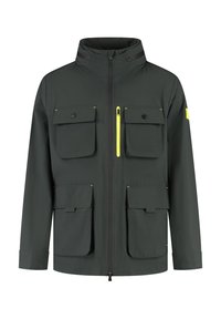 Ciemnozielona kurtka z wysokim kołnierzem, dwoma dużymi przednimi kieszeniami z klapami, kieszenią na zamek błyskawiczny na klatce piersiowej oraz żółtymi akcentami zamka. Gładki, lekki materiał.