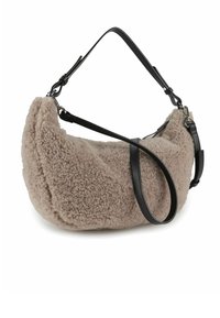 Borsa color cuoio, soffice, realizzata in tessuto strutturato con forma a mezzaluna. Dotata di una sottile tracolla in pelle nera regolabile e accessori in metallo.