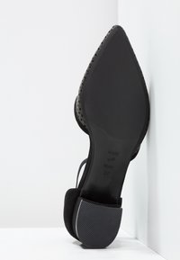 Černá vysoká podpatková bota s špičatou špičkou, svrchní část z semiše a výřezovým designem. Obsahuje texturovanou gumovou podrážku a podpatek. Velikost 37.