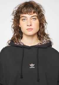 adidas Originals LEOPARD CROPPED HOODY - Mikina s kapucí - black/multicolor