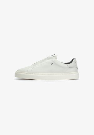 Zapatilla blanca de piel tipo slip-on con una textura suave, diseño minimalista, costuras sutiles y una suela de goma baja. Presenta un pequeño logotipo en el lateral.