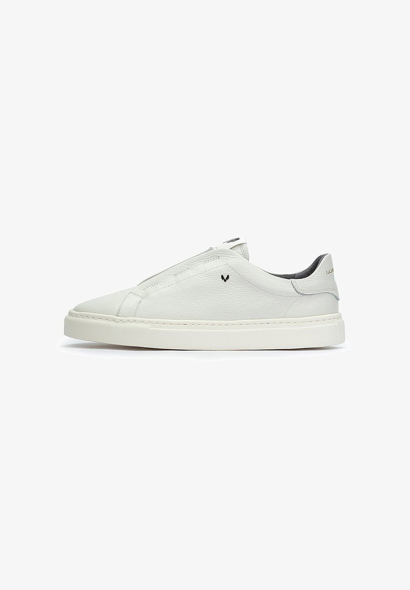 Zapatilla blanca de piel tipo slip-on con una textura suave, diseño minimalista, costuras sutiles y una suela de goma baja. Presenta un pequeño logotipo en el lateral.