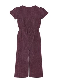 Bordo kombinezon z krótkimi rękawami, elastycznym pasem, szerokimi nogawkami i subtelnym wzorem teksturowym. Zamek błyskawiczny z tyłu.