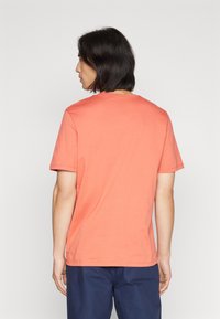 Timberland SMALL LINEAR LOGO PRINT TEE - Camiseta estampada - burnt sienna