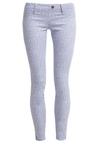 Jeans de un azul claro con un sutil patrón floral, corte slim, cierre de botón, cinco bolsillos y una textura suave.