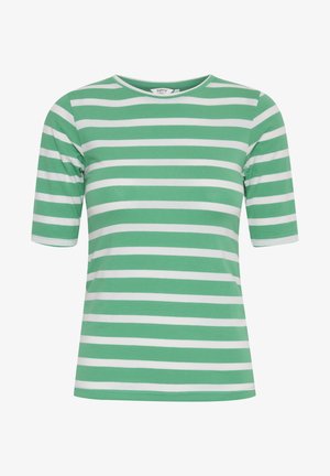 Zaļa un balta svītrainā T-kreklā ar trim ceturtdaļām piedurknēm, apaļa kakla izgriezuma, mīksts audums un brīvs piegriezums.