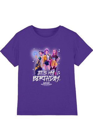 Lila T-Shirt mit drei animierten weiblichen Figuren, Musiknoten und Text "IT'S MY BIRTHDAY" sowie "K-POP DEMON HUNTERS" auf der Vorderseite.