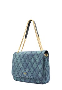 Quiltad denimaxelväska med ett guldkedjestraps och svarta läderdetaljer. Har en klaffstängning och logotypdetalj fram.